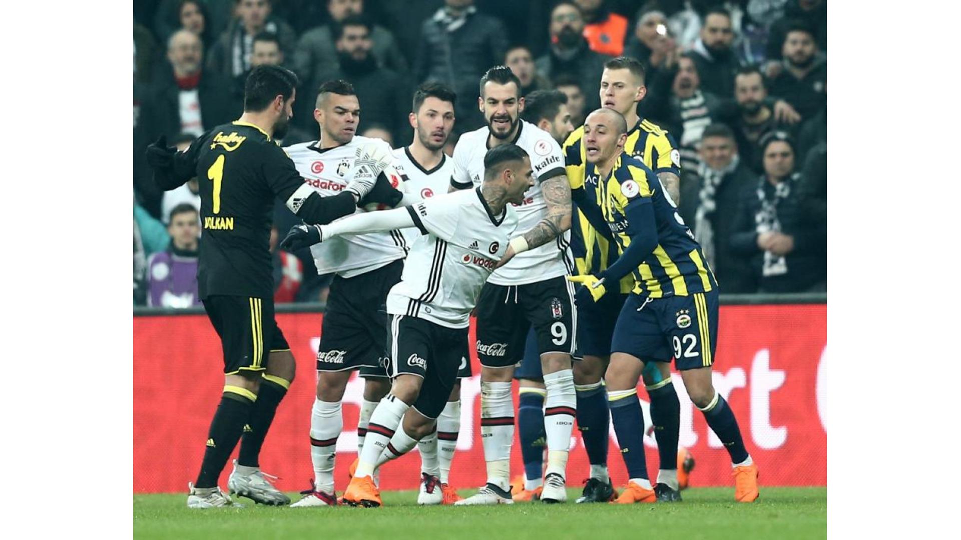 Бешикташ фенербахче. Футбол Фенербахче Бешикташ. Besiktas Fenerbahce. Fenerbahce vs Besiktas Skor.